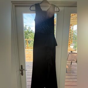 Elegant Black Sleeveless Evening Dress with Beaded Bodice